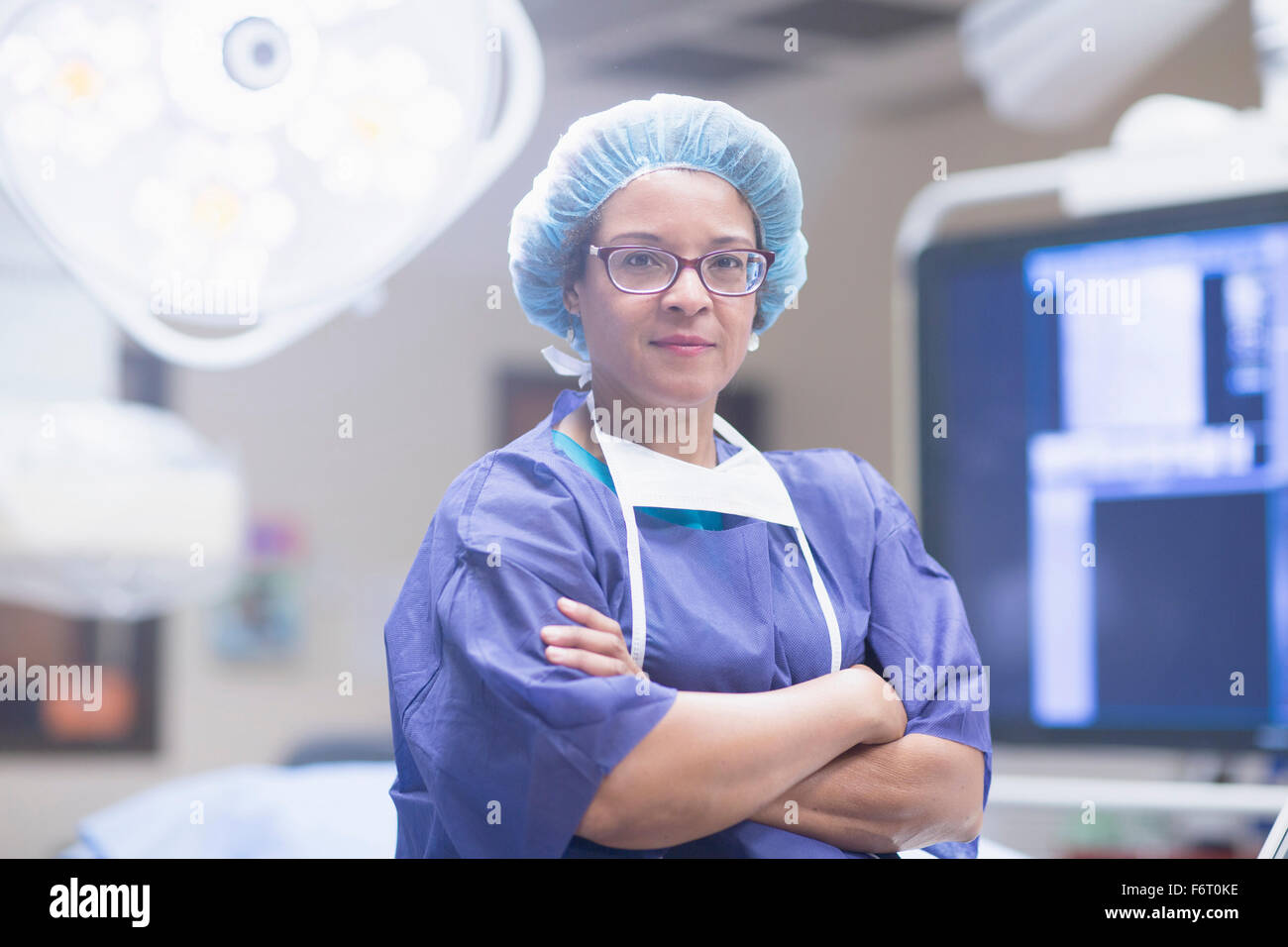 African American surgeon in operating room Banque D'Images