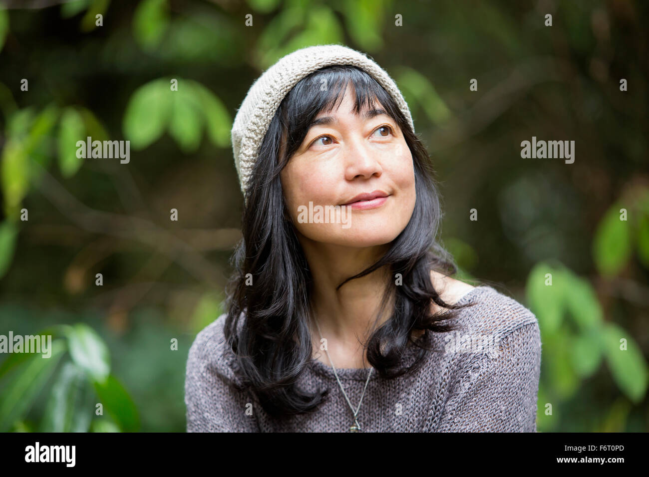 Japanese woman in garden Banque D'Images