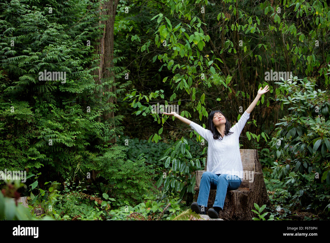 Japanese woman cheering in garden Banque D'Images