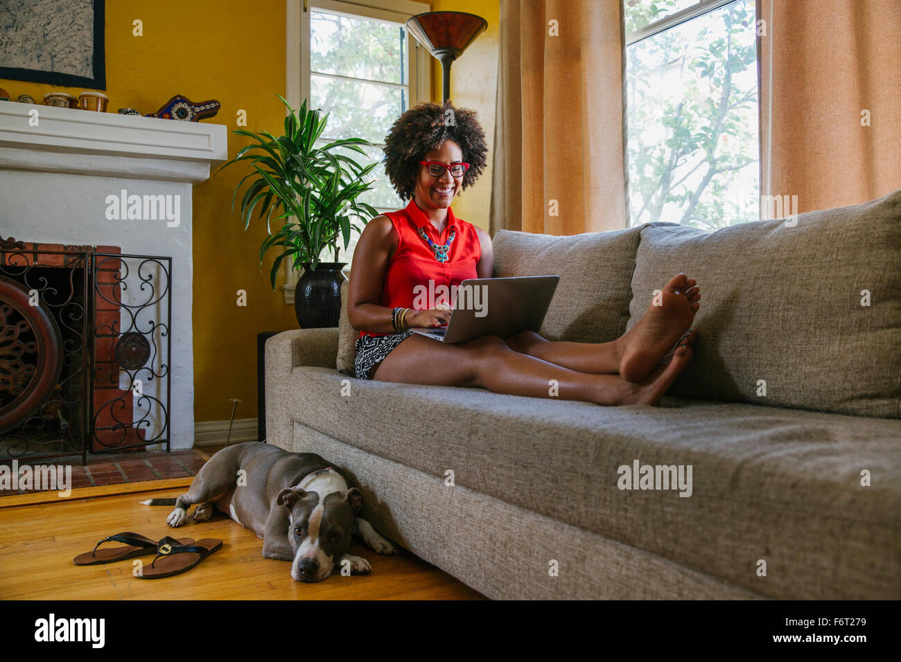 Mixed Race woman on sofa Banque D'Images