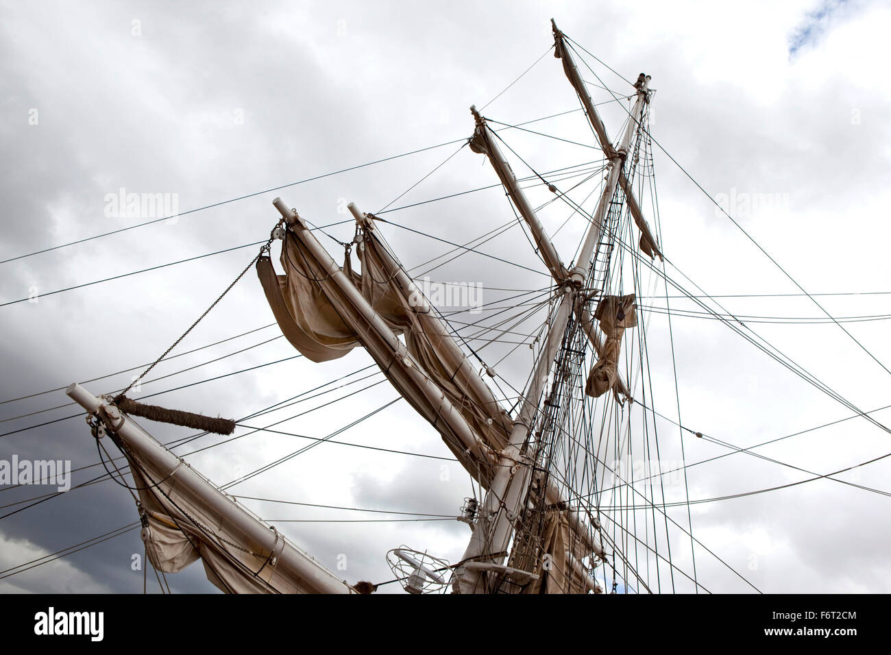 Cable Maintenant Le Mat Sur Un Voilier Gréement de navires Banque de photographies et d'images à haute résolution  - Alamy