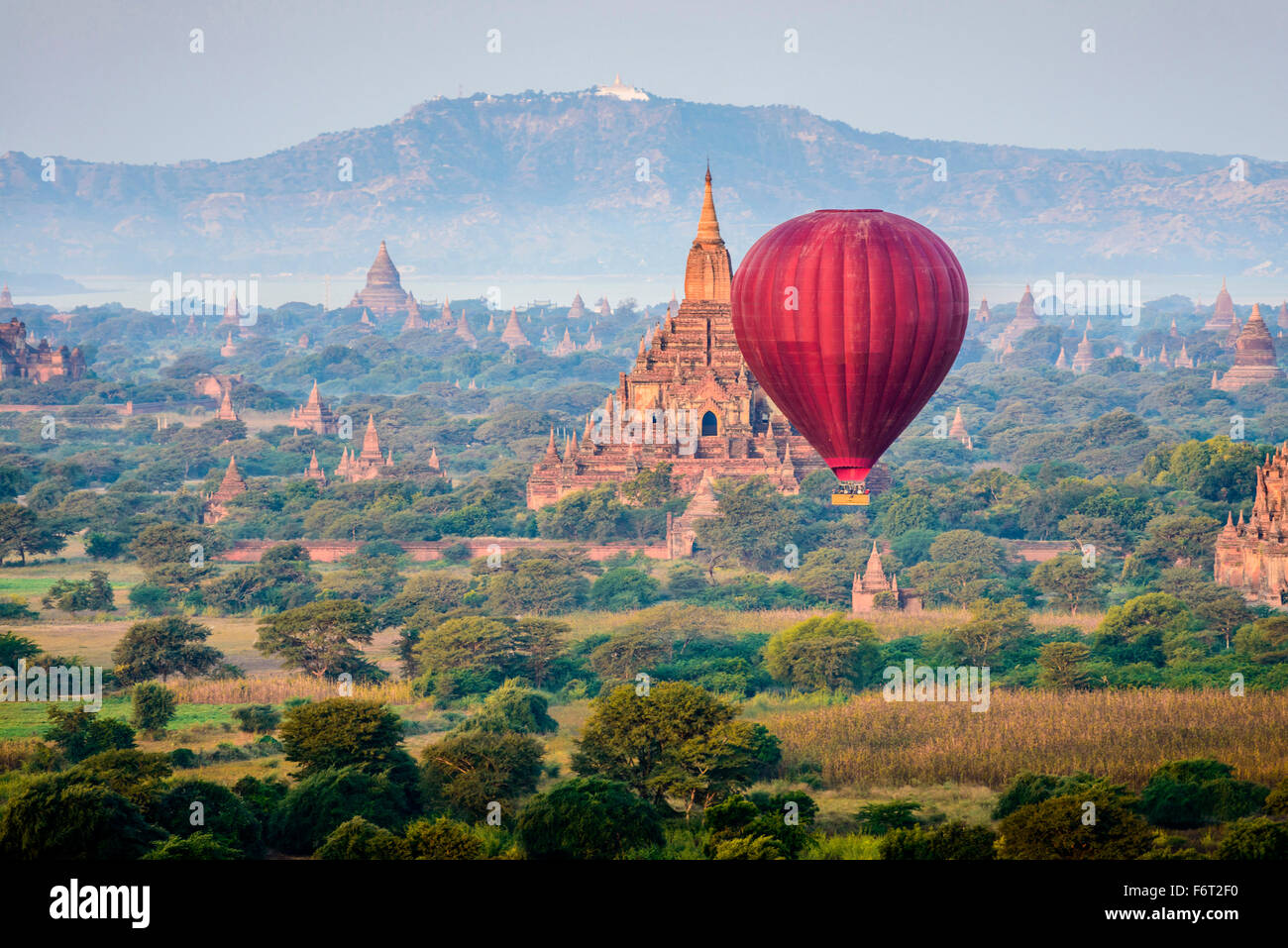 Hot Air Balloon flying over towers Banque D'Images