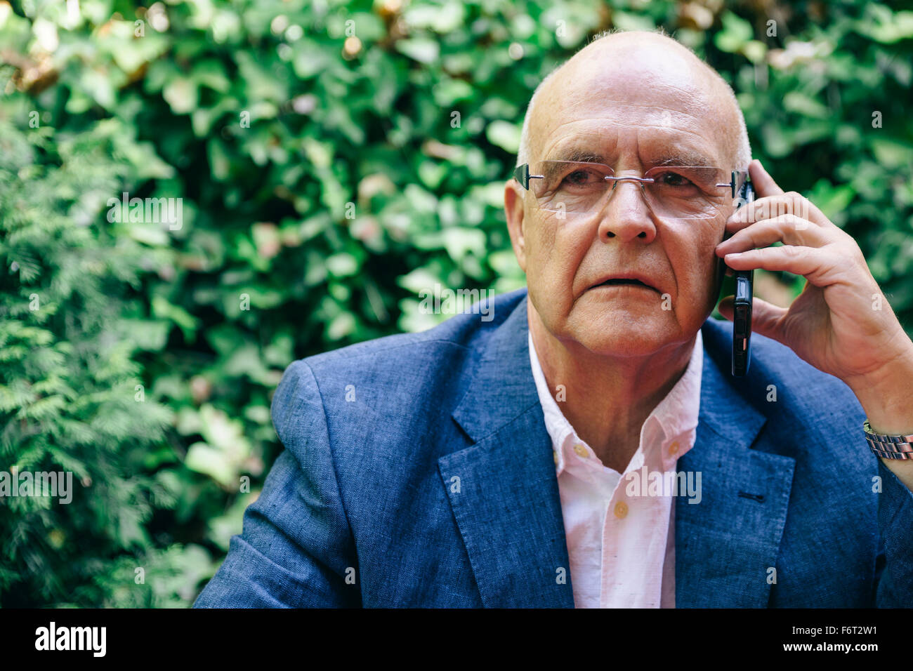 Hispanic businessman talking on cell phone Banque D'Images