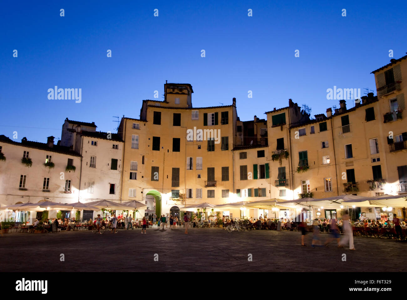 La Piazza dell'Anfiteatro dans une chaude soirée d'été, Lucca, Italie. Banque D'Images
