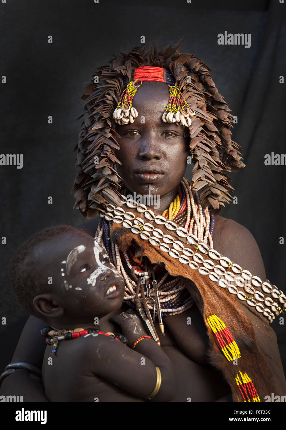 Mère et fille noir portant des bijoux traditionnels Banque D'Images