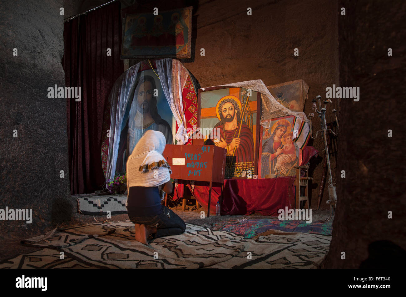 Black woman praying at culte Banque D'Images