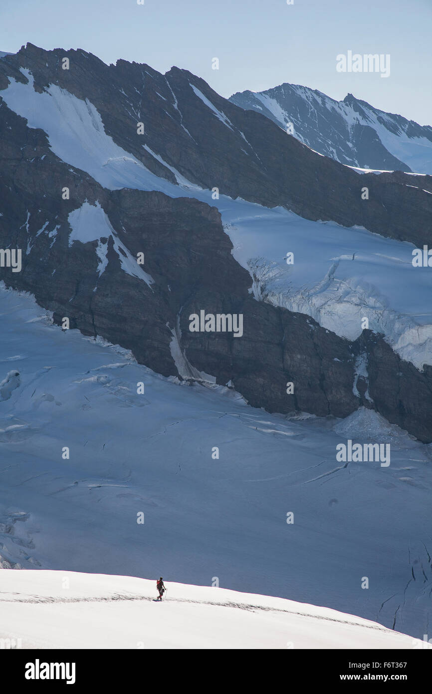 Randonneur sur les pentes des montagnes enneigées Banque D'Images