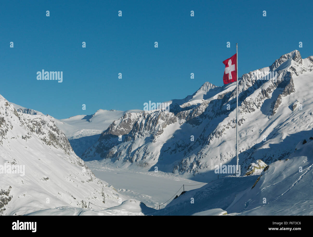 Plus de drapeau dans les pentes enneigées des montagnes à distance Banque D'Images