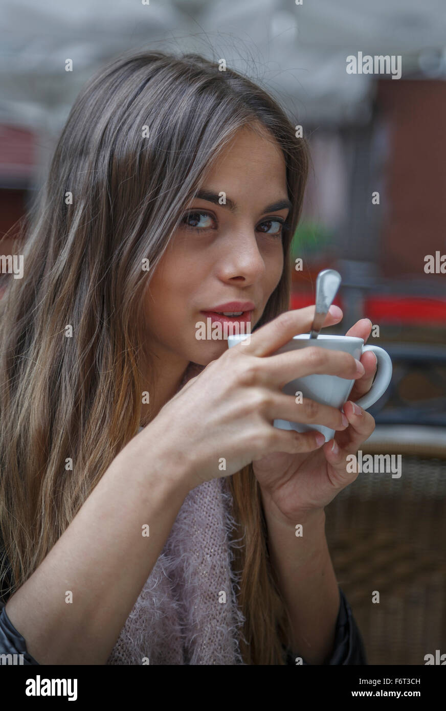 Caucasian woman drinking coffee Banque D'Images