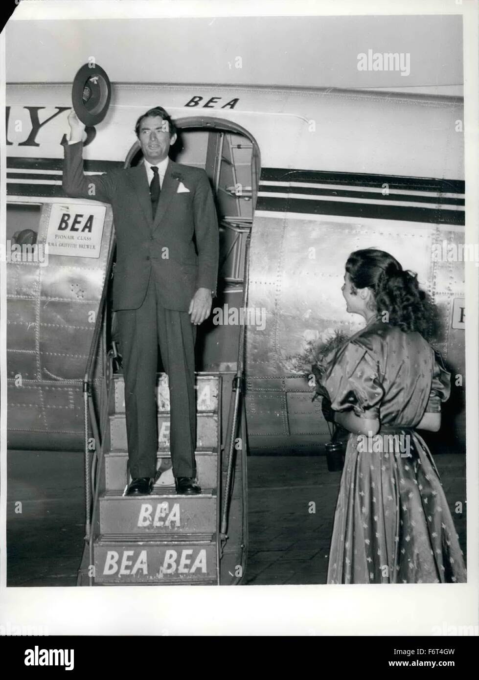1965 - Transmission comme toujours Gregory Peck l'avion sur Berlin  Tempelhof Air-Port. L'acteur de cinéma américain a été reçu par la jeune  actrice Rita Gam avec un gros bouquet de roses jaunes.
