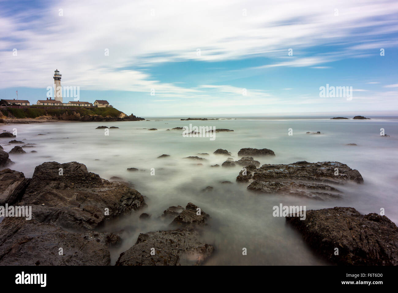Time Lapse view of ocean waves on Rocky beach Banque D'Images