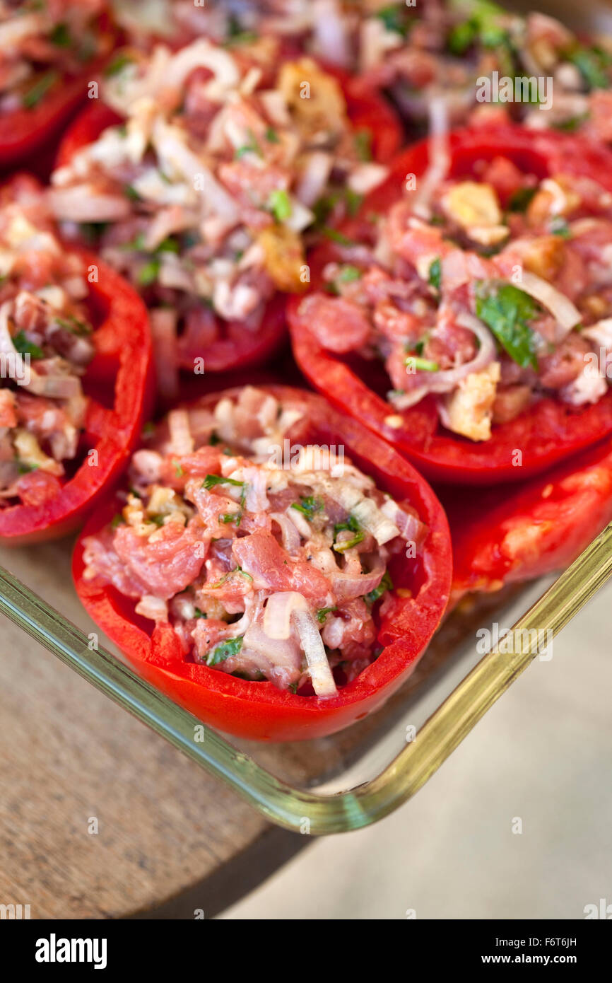 Close up de tomates farcies au jambon, bacon, oignons et fines herbes Banque D'Images