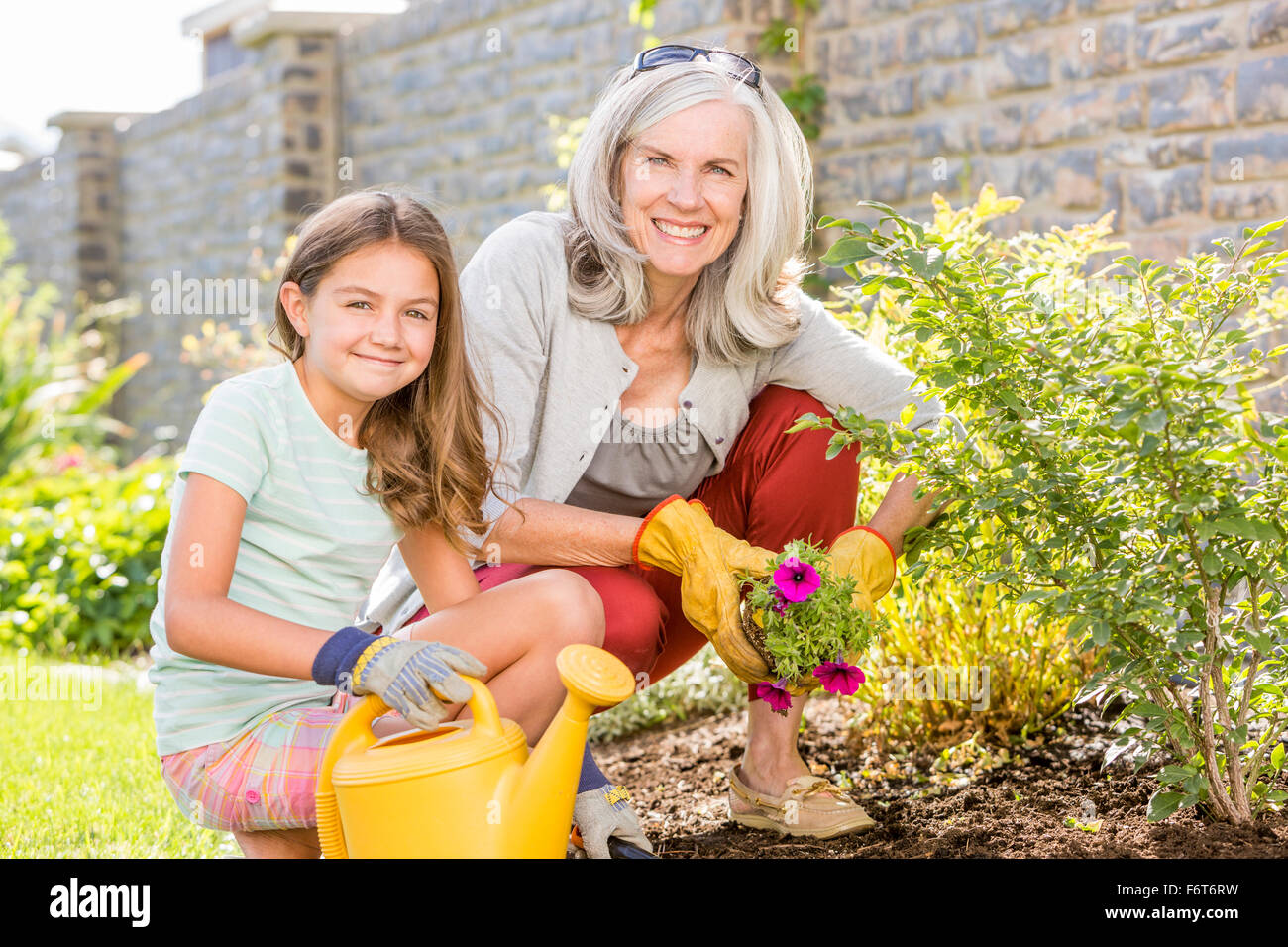 Grand-mère et petite-fille de race blanche dans les basses-cours de jardinage Banque D'Images