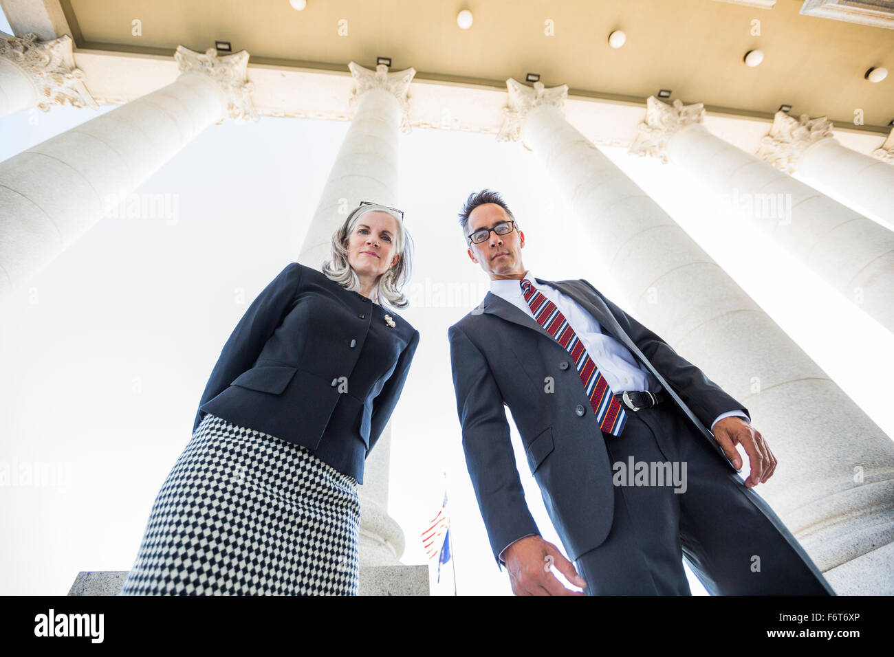 Low angle view of business people sous les colonnes Banque D'Images