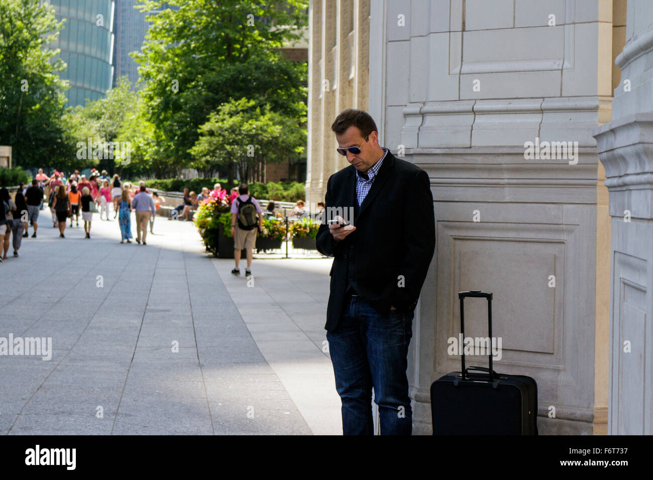 Man using smartphone. Près de Wrigley Building, Chicago, Illinois. Banque D'Images