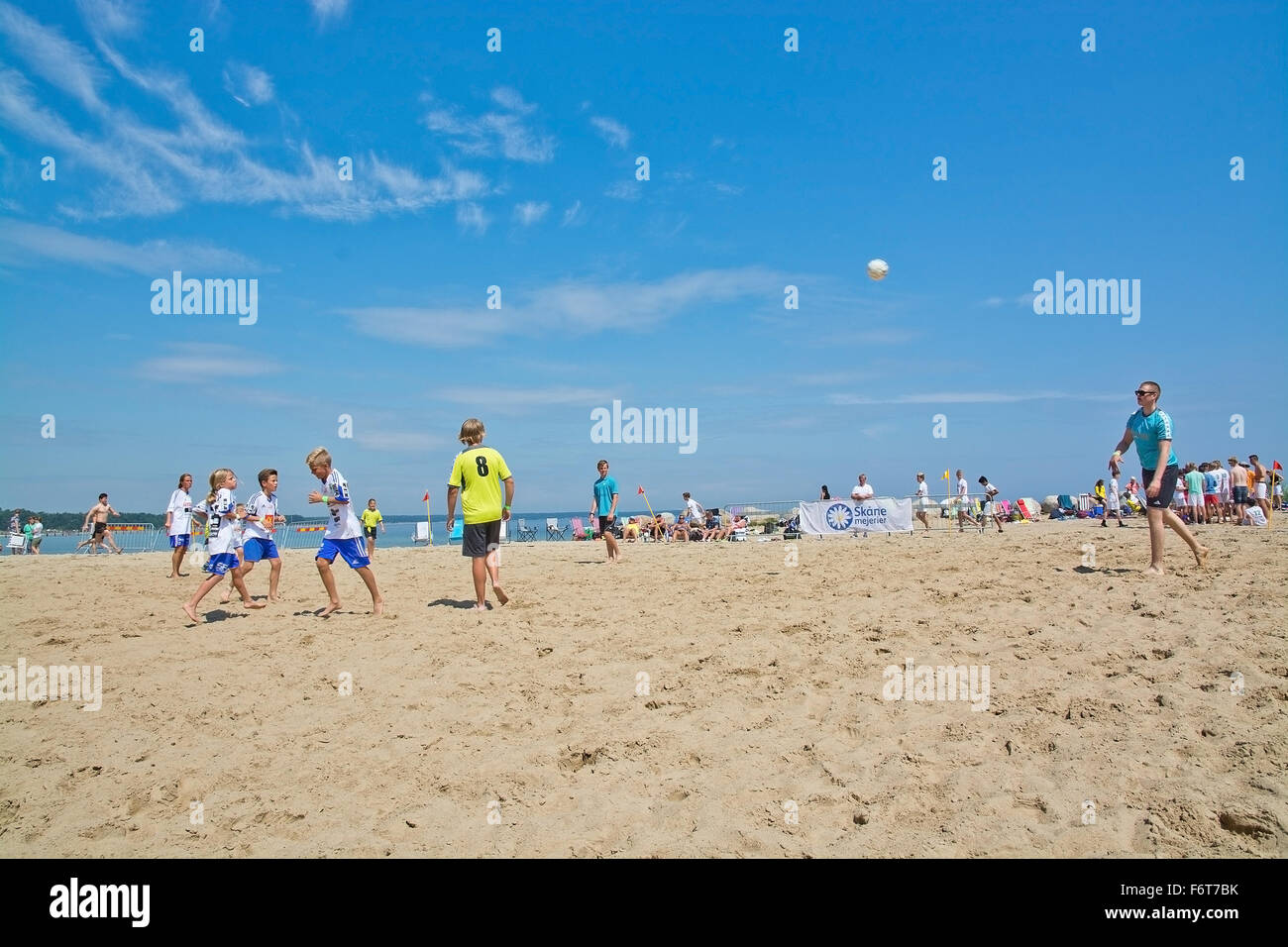 Jeu de beach soccer dans le tournoi annuel du poussoir à plage à Åhus Suède en juin 2014. Banque D'Images