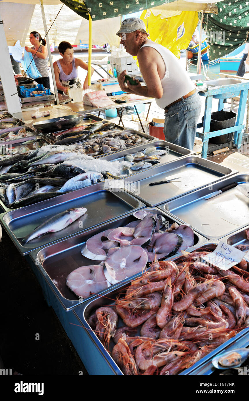 Grosses crevettes et autres poissons au marché de Marsaxlokk, Malte Banque D'Images