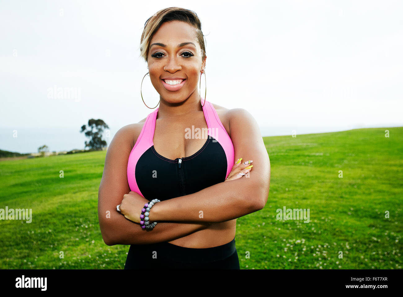 Black woman standing in field Banque D'Images