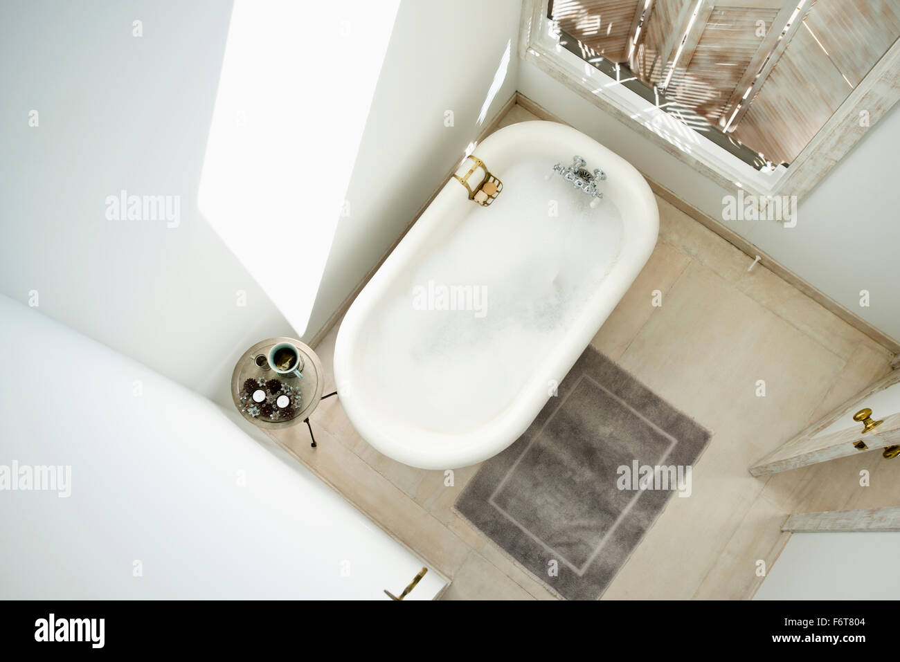 Portrait d'un bain de mousse dans la salle de bains Banque D'Images