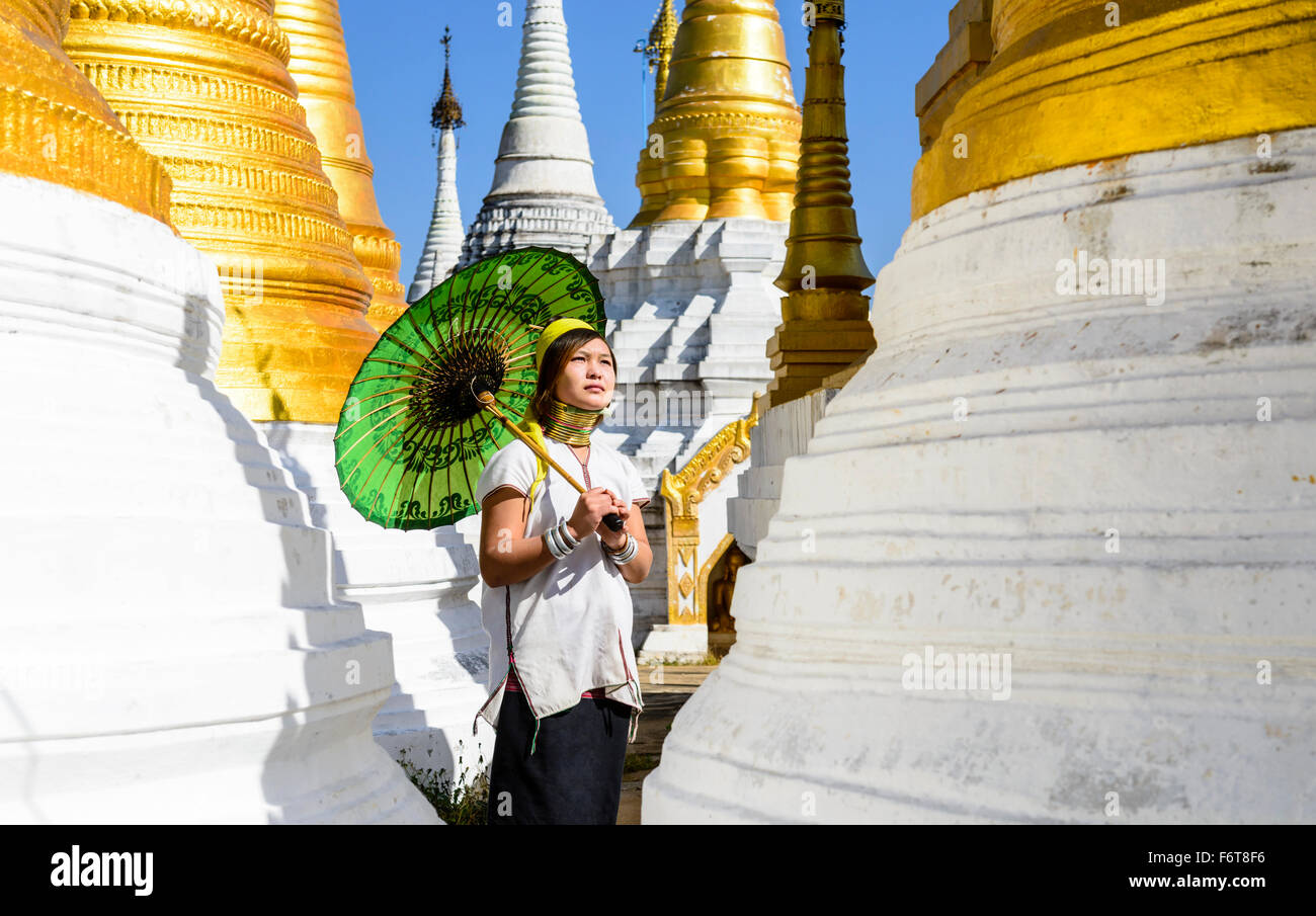 Asian woman carrying parasol à temple Banque D'Images