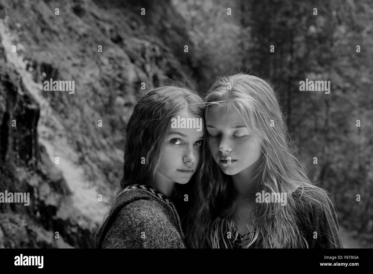 Caucasian teenage girls in forest Banque D'Images