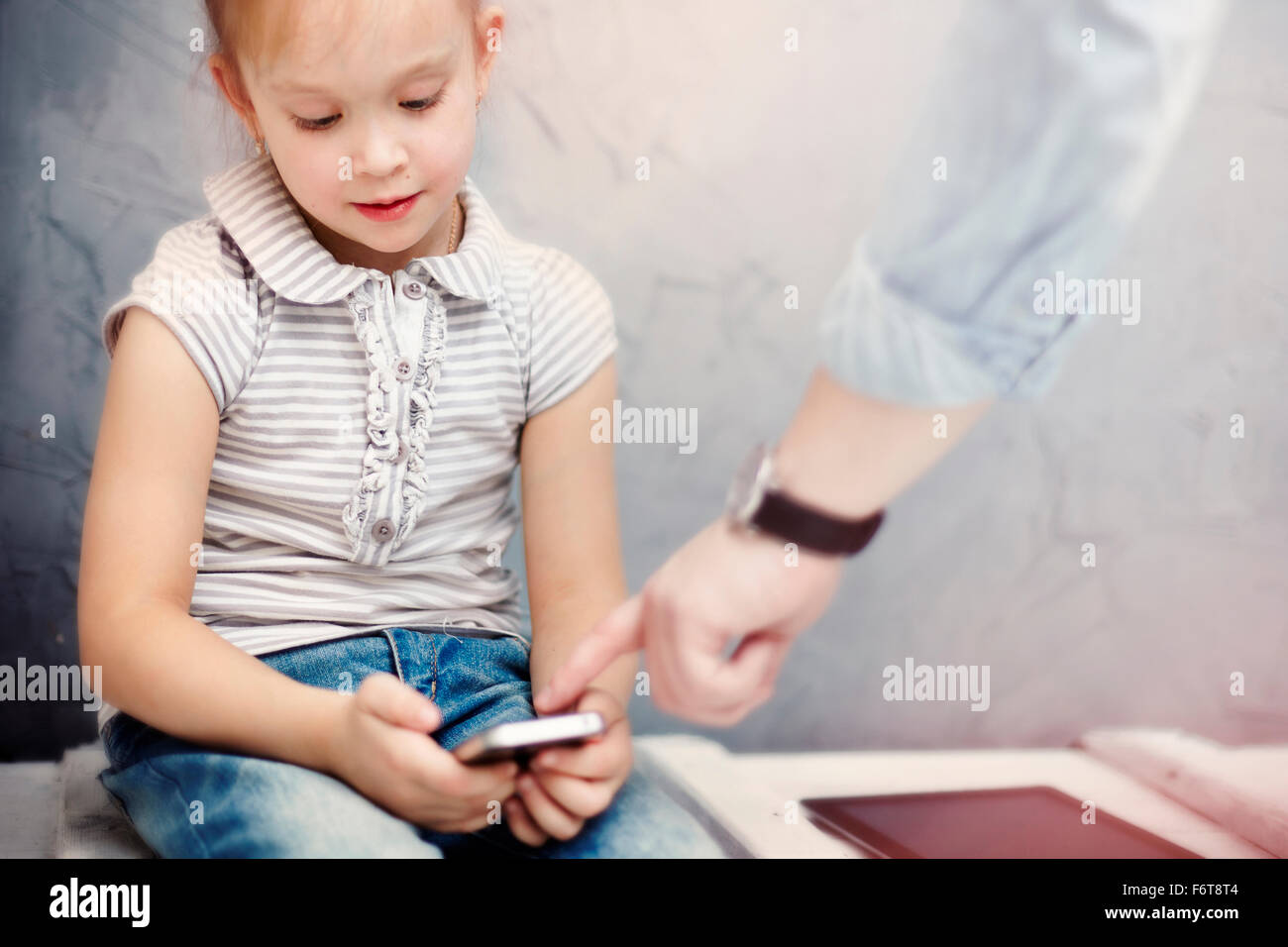 Caucasian father and daughter using digital tablet Banque D'Images