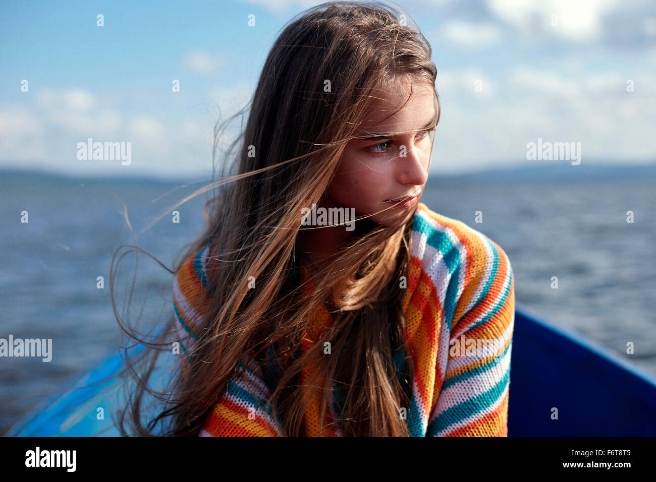 Portrait of teenage girl in canoe on lake Banque D'Images