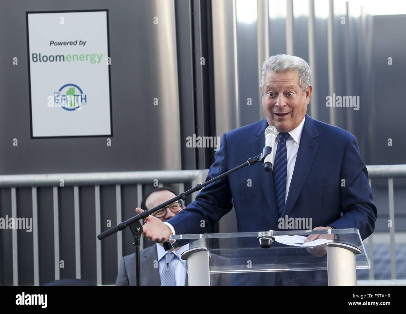 Los Angeles, Californie, USA. 19 Nov, 2015. L'ancien Vice-président Al Gore parle au cours d'une cérémonie de dévoilement et d'aller 'en ligne' avec Staples Center, l'investissement dans la technologie de l'énergie Ã une banque de 500 kW Bloom Energy les piles à combustible, Jeudi, Novembre 19, 2015, au Staples Center de Los Angeles. Ringo : crédit Chiu/ZUMA/Alamy Fil Live News Banque D'Images