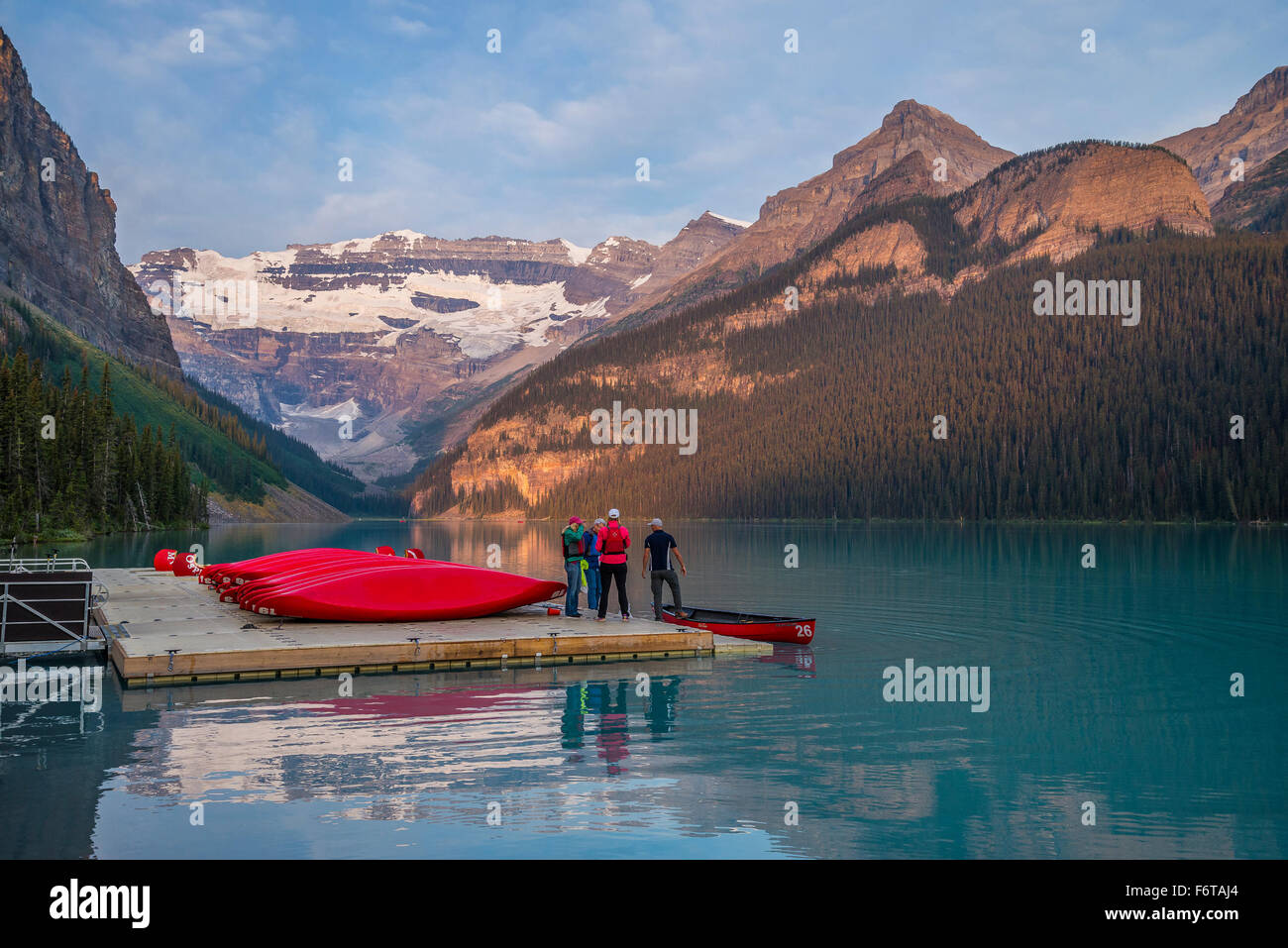 Canoës à Lake Louise, Banff National Park, Alberta, Canada Banque D'Images