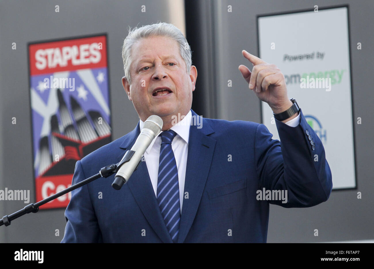 Los Angeles, Californie, USA. 19 Nov, 2015. L'ancien Vice-président Al Gore parle au cours d'une cérémonie de dévoilement et d'aller 'en ligne' avec Staples Center, l'investissement dans la technologie de l'énergie Ã une banque de 500 kW Bloom Energy les piles à combustible, Jeudi, Novembre 19, 2015, au Staples Center de Los Angeles. Ringo : crédit Chiu/ZUMA/Alamy Fil Live News Banque D'Images