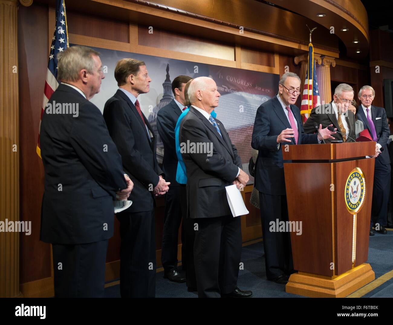Washington DC, USA. 19 novembre, 2015. Le sénateur américain Chuck Schumer rejoint par d'autres démocrates traite de leur opposition à des restrictions plus sévères sur les réfugiés syriens en provenance des États-Unis au cours d'une conférence de presse sur la colline du Capitole, le 19 novembre 2015 à Washington, DC. Plus tôt la maison contrôlée républicaine a adopté un projet de loi visant l'arrêt de réfugiés syriens, jusqu'à ce qu'elles sont soumises à un processus de vérification plus rigoureuses à la suite des attaques de Paris. Banque D'Images