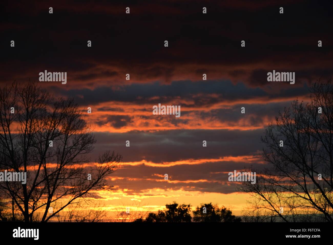 Le coucher du soleil et nuages orange Banque D'Images