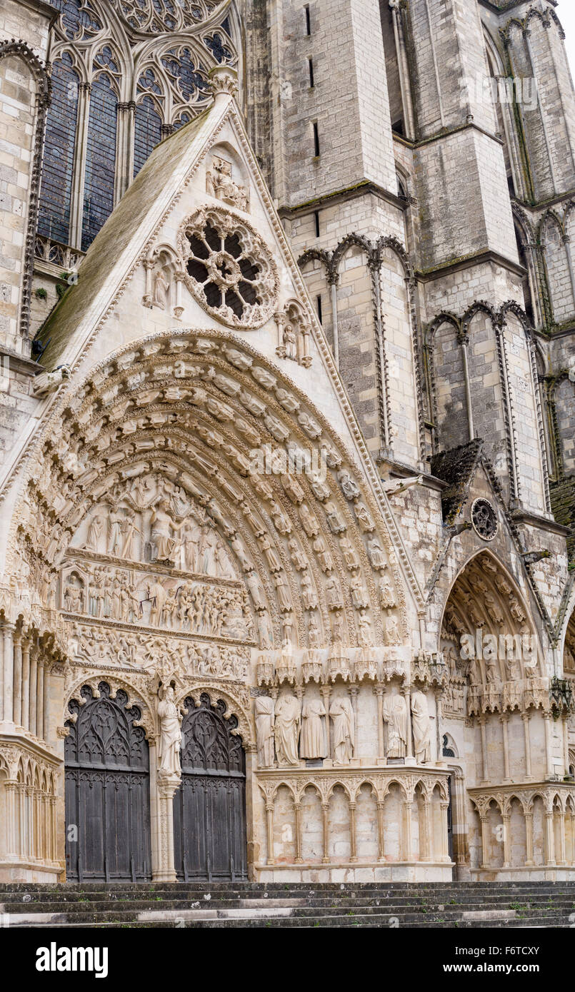 Entree De La Cathedrale St Etienne De Bourges Le Tympan Represente Une Scene Du Jugement Dernier Avec Le Christ En Tant Que Juge Photo Stock Alamy