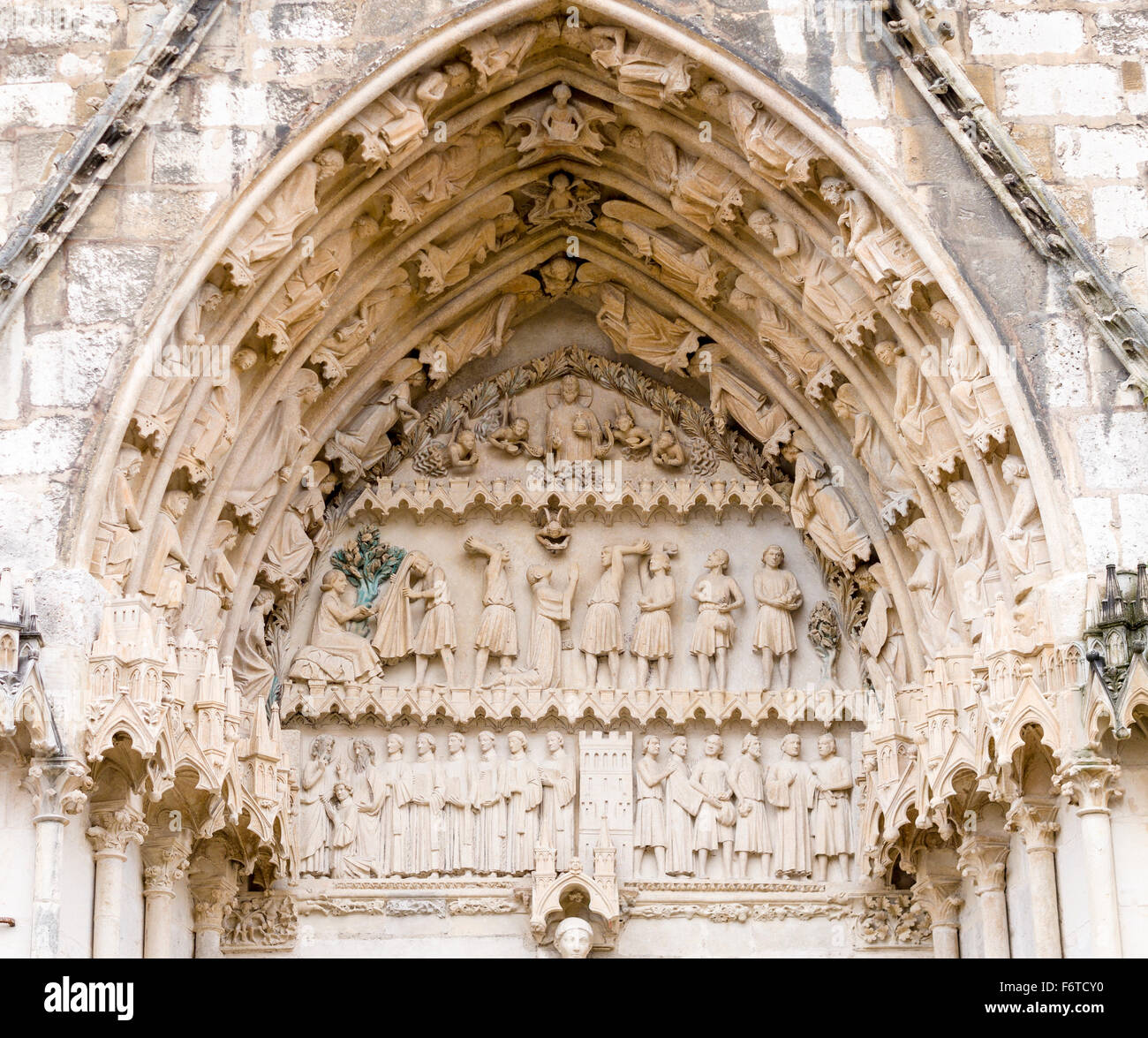 Au-dessus d'une entrée de côté des sculptures de la cathédrale de Bourges. Une exécution par lapidation est représenté dans le tympan au-dessus d'une entrée latérale Banque D'Images