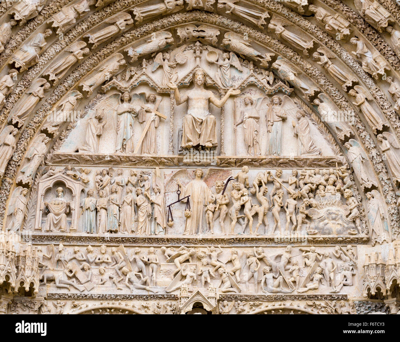 Détail de la sculpture de secours au-dessus de la porte. Le Christ est représenté comme un juge dans le tympan au-dessus de l'entrée de la Cathédrale Banque D'Images