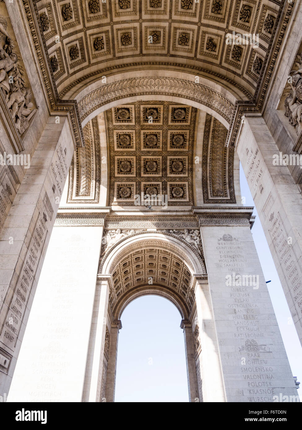 Sous l'arche. Le travail décoratif détaillée sous l'Arc de Triomphe à Paris. Banque D'Images