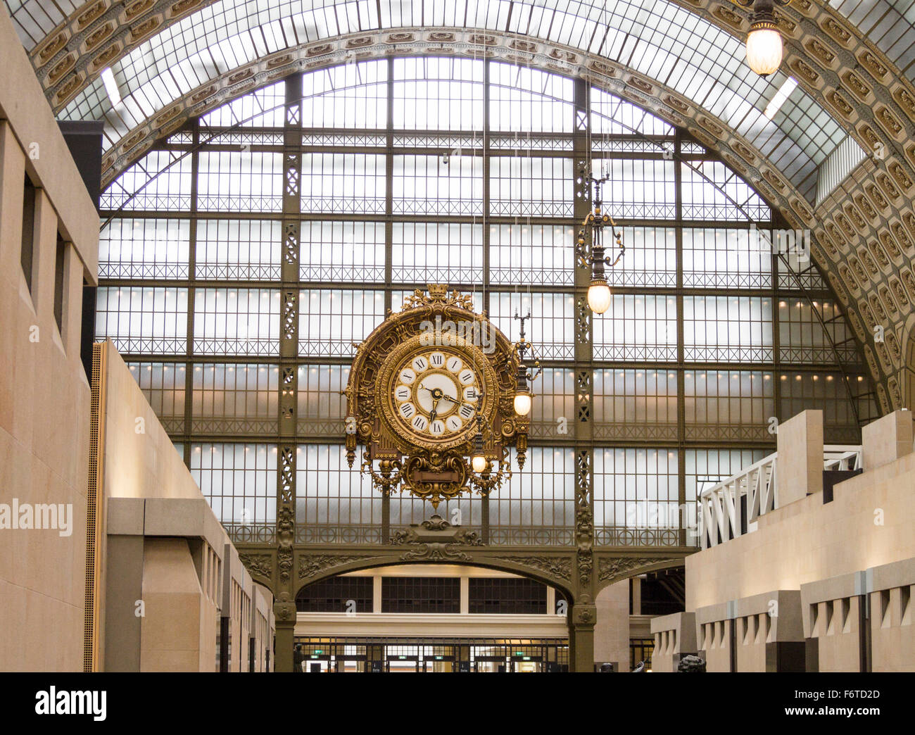 Musée d'Orsay Horloge. Or un réveil dans le mur de la fenêtre de l'ancienne gare aujourd'hui l'un des principaux art gallery Banque D'Images