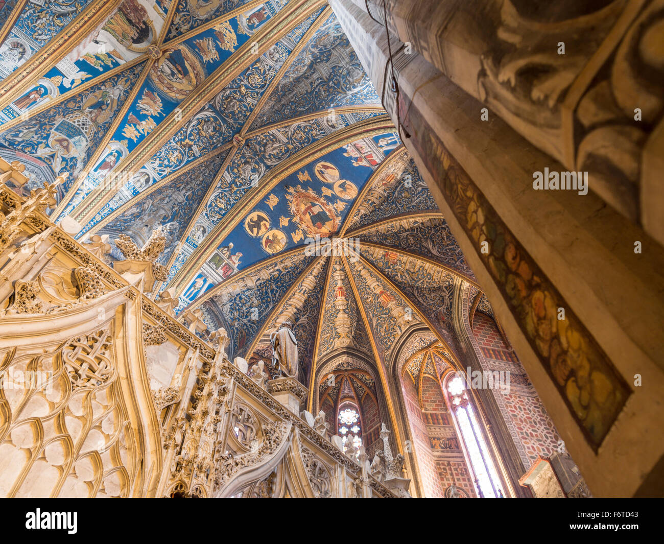 St Cecil Plafond cathédrale, plafonnier et chorale. Le complexe découpées choeur et un cadre de la colonne massive cette vue du plafond Banque D'Images