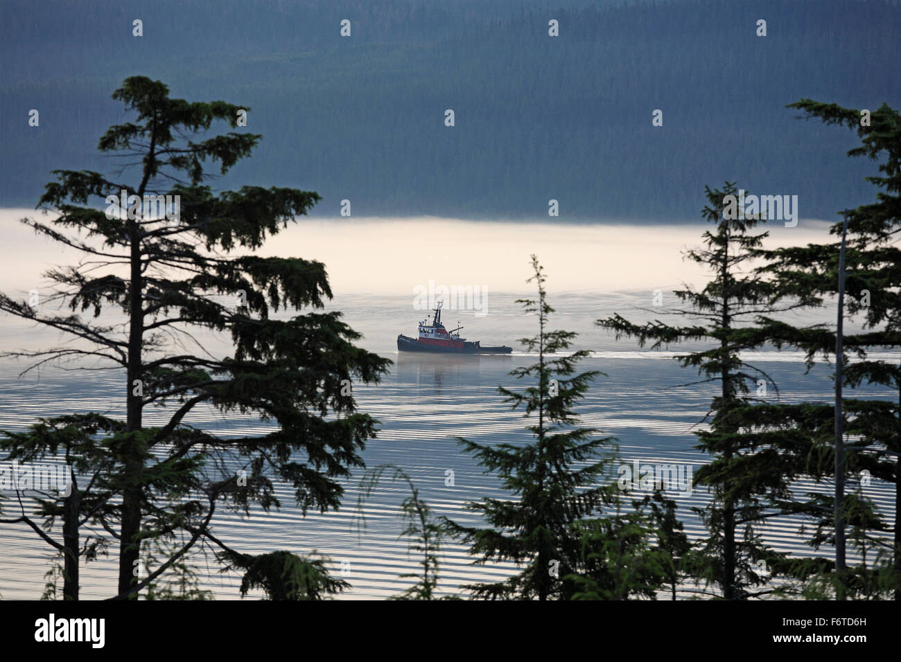 Tugboat en direction de Rio Tinto Aluminium Smelter, Kitimat, Colombie-Britannique Banque D'Images