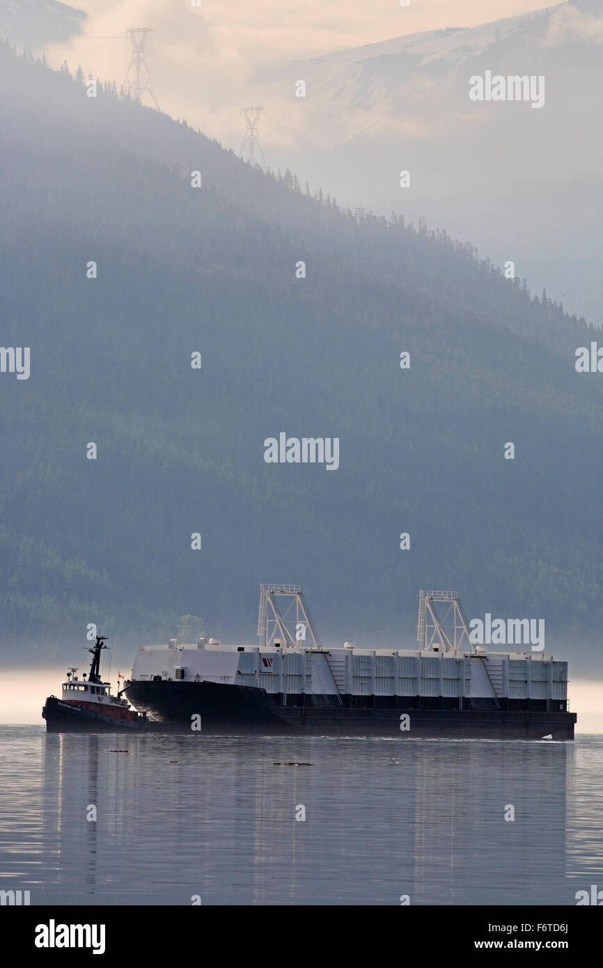 Les marchandises en vrac et de remorqueur chaland dans le chenal Douglas en direction de Rio Tinto Aluminium Smelter, Kitimat, Colombie-Britannique Banque D'Images