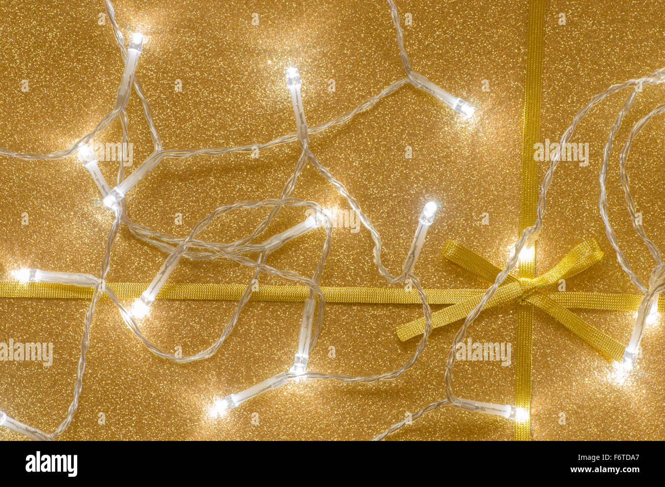 La couleur d'or de Noël avec des lumières d'arrière-plan Banque D'Images
