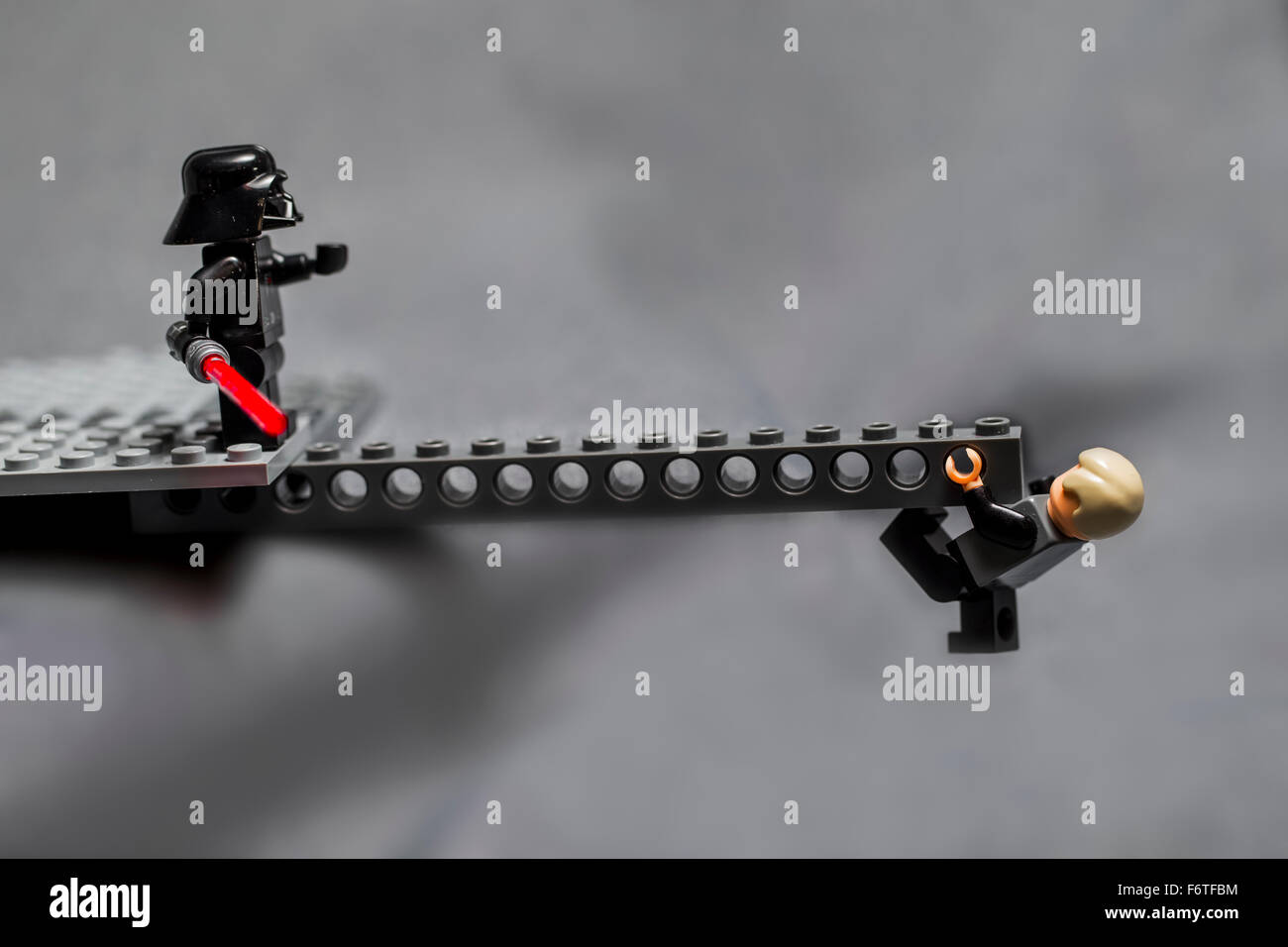 Une récréation Lego de la scène « Luc, je suis votre père » de Star Wars - l'Empire contre-attaque avec Luc suspendu d'un montant Banque D'Images