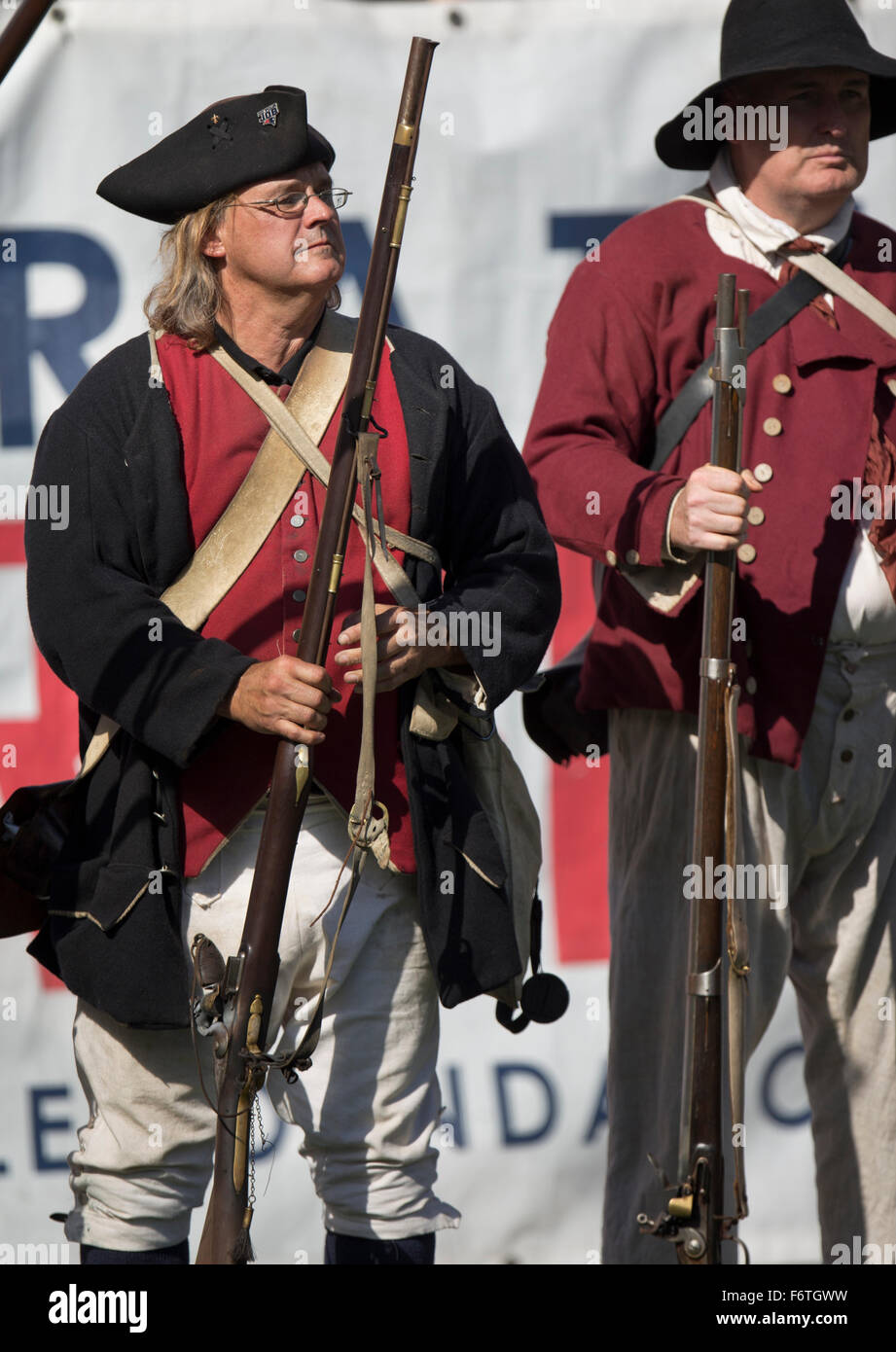 Des hommes à la guerre révolutionnaire américaine robe à un match de football Banque D'Images