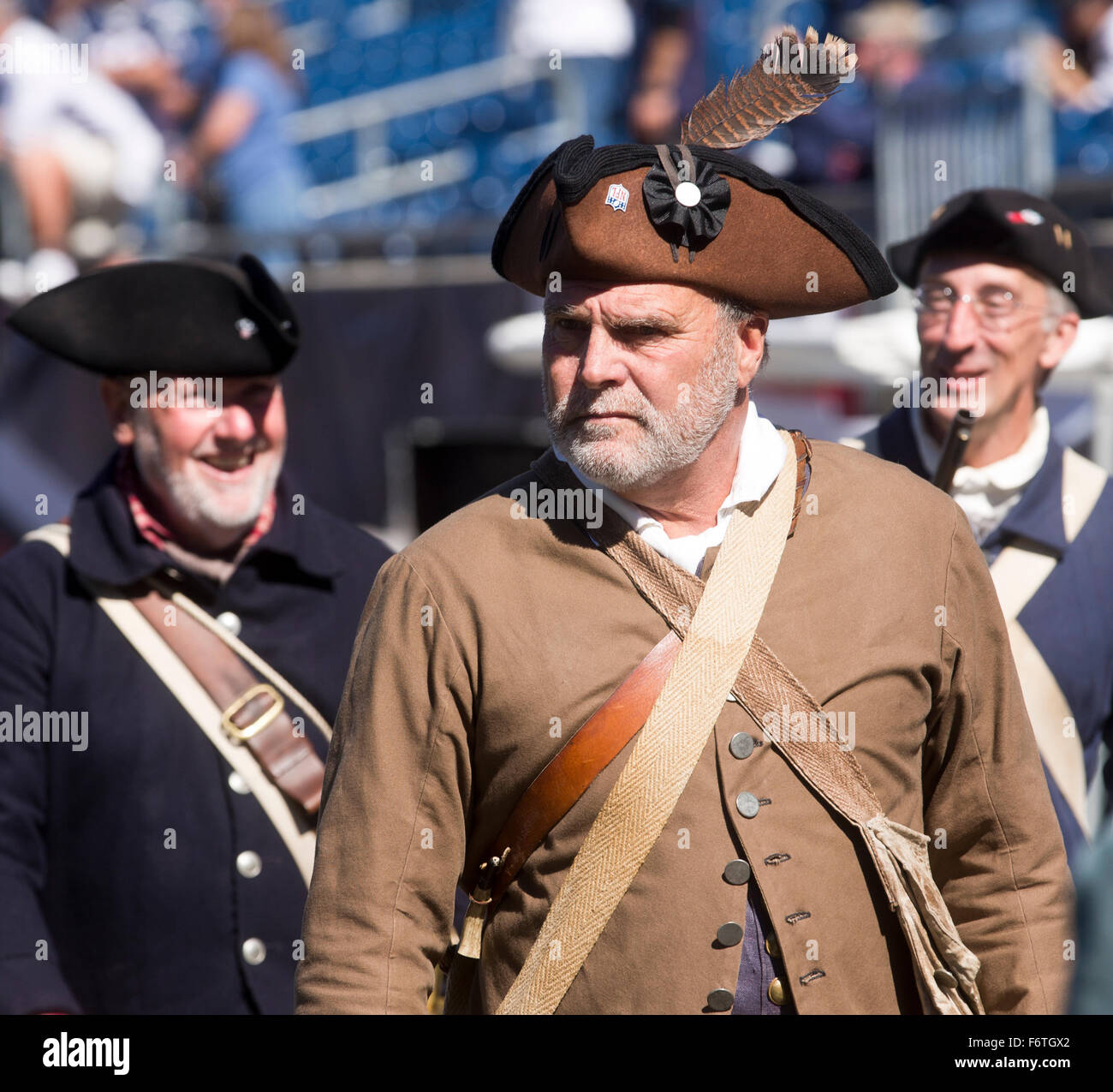 Des hommes à la guerre révolutionnaire américaine robe à un match de football Banque D'Images