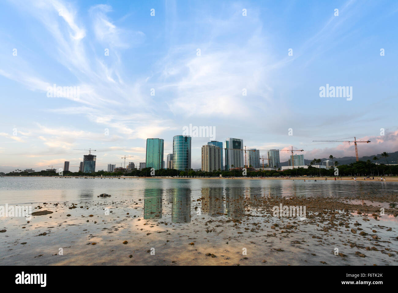 Honolulu, Hawaii. 18 Nov, 2015. Grand angle de vue de l'Ala Moana Beach Park ocean réflexions de condominiums Honolulu sur Oahu. Banque D'Images