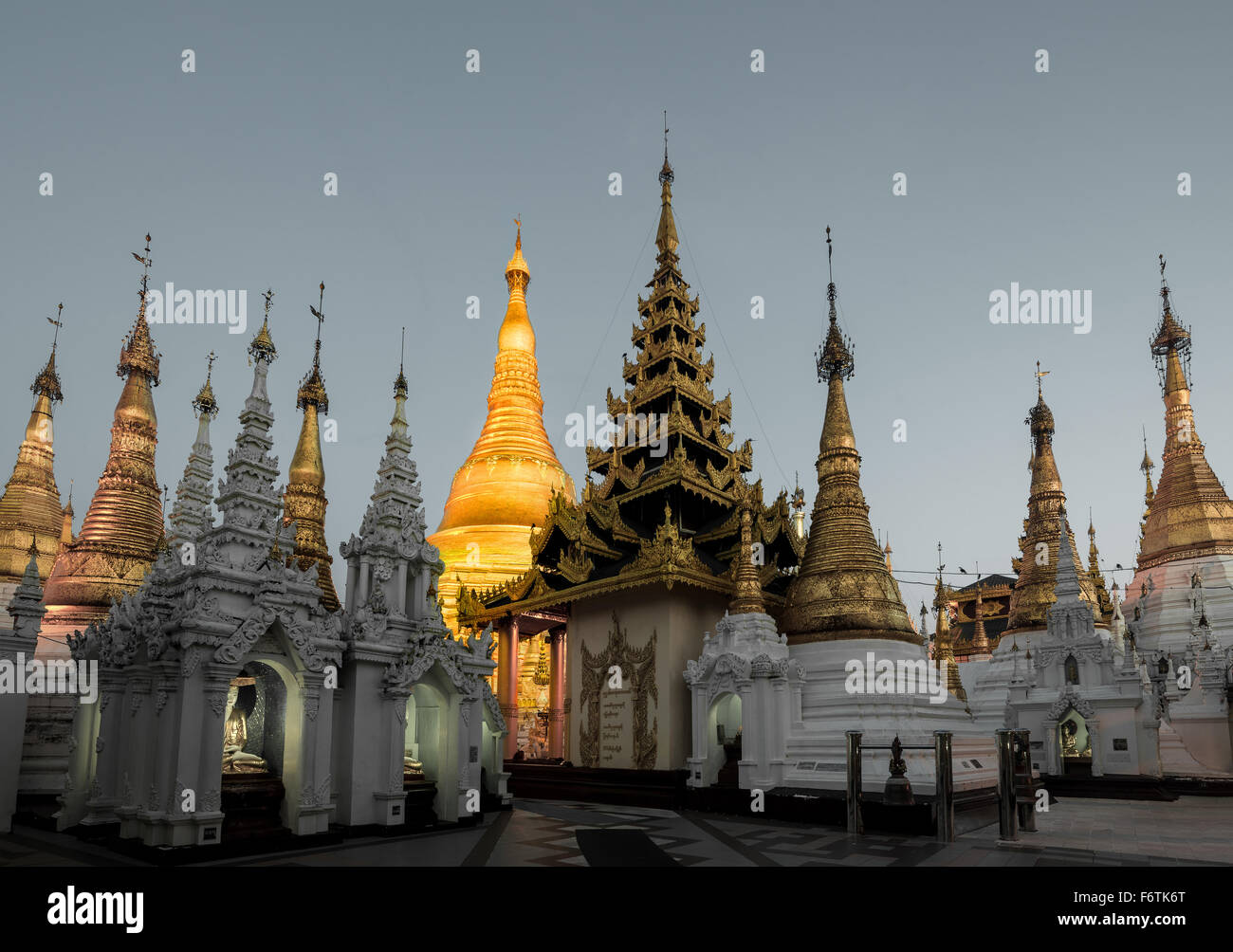 Yangon, Myanmar vue sur la Pagode Shwedagon au crépuscule. Banque D'Images