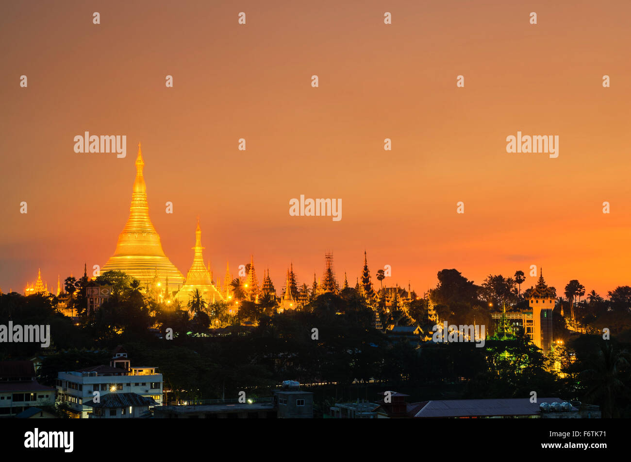 Yangon, Myanmar vue sur la Pagode Shwedagon au crépuscule. Banque D'Images