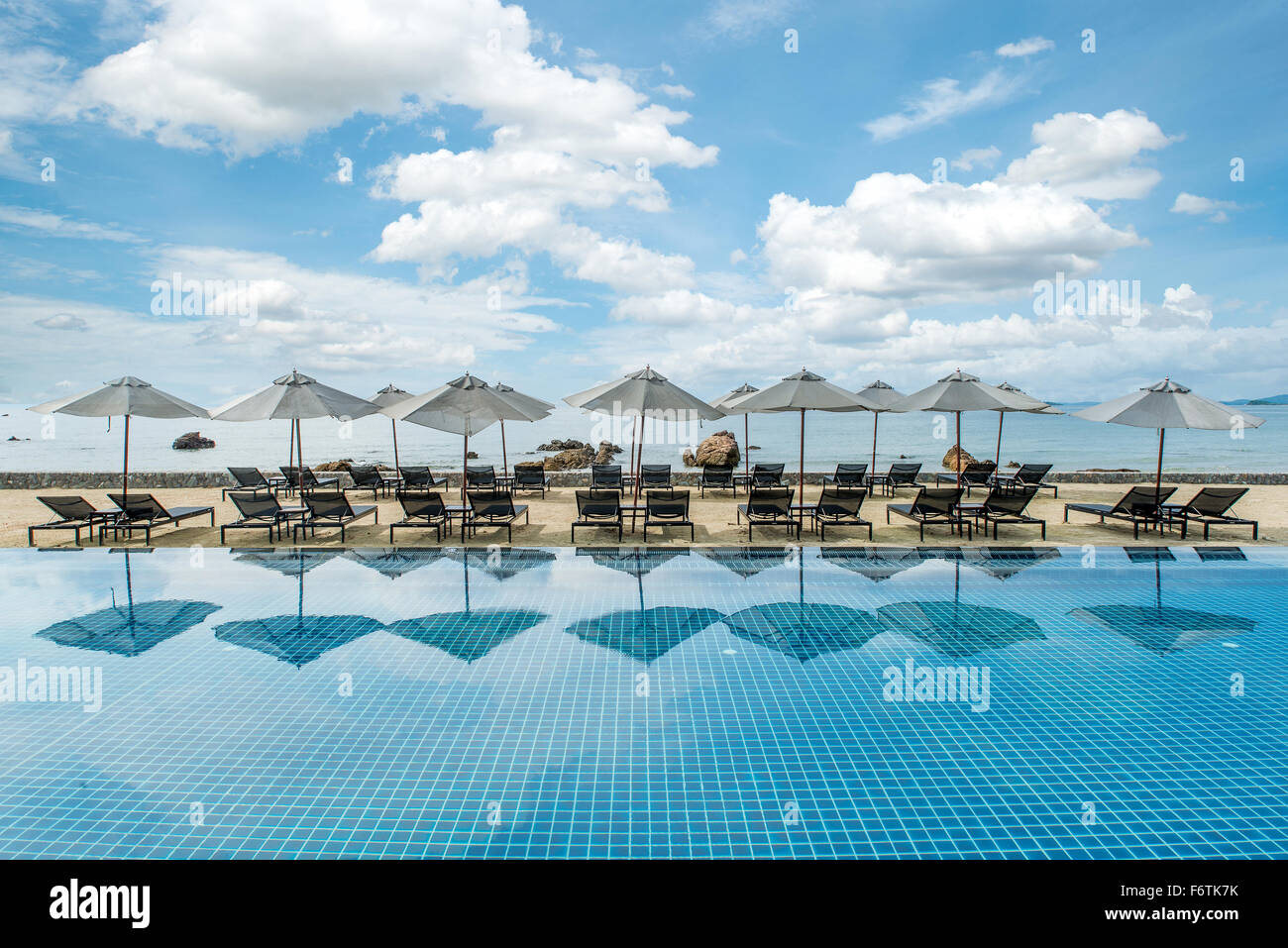 L'été, les voyages, vacances et Maison de Vacances - concept Tropical beach resort avec chaises longues et parasols à Phuket , Thaïlande Banque D'Images