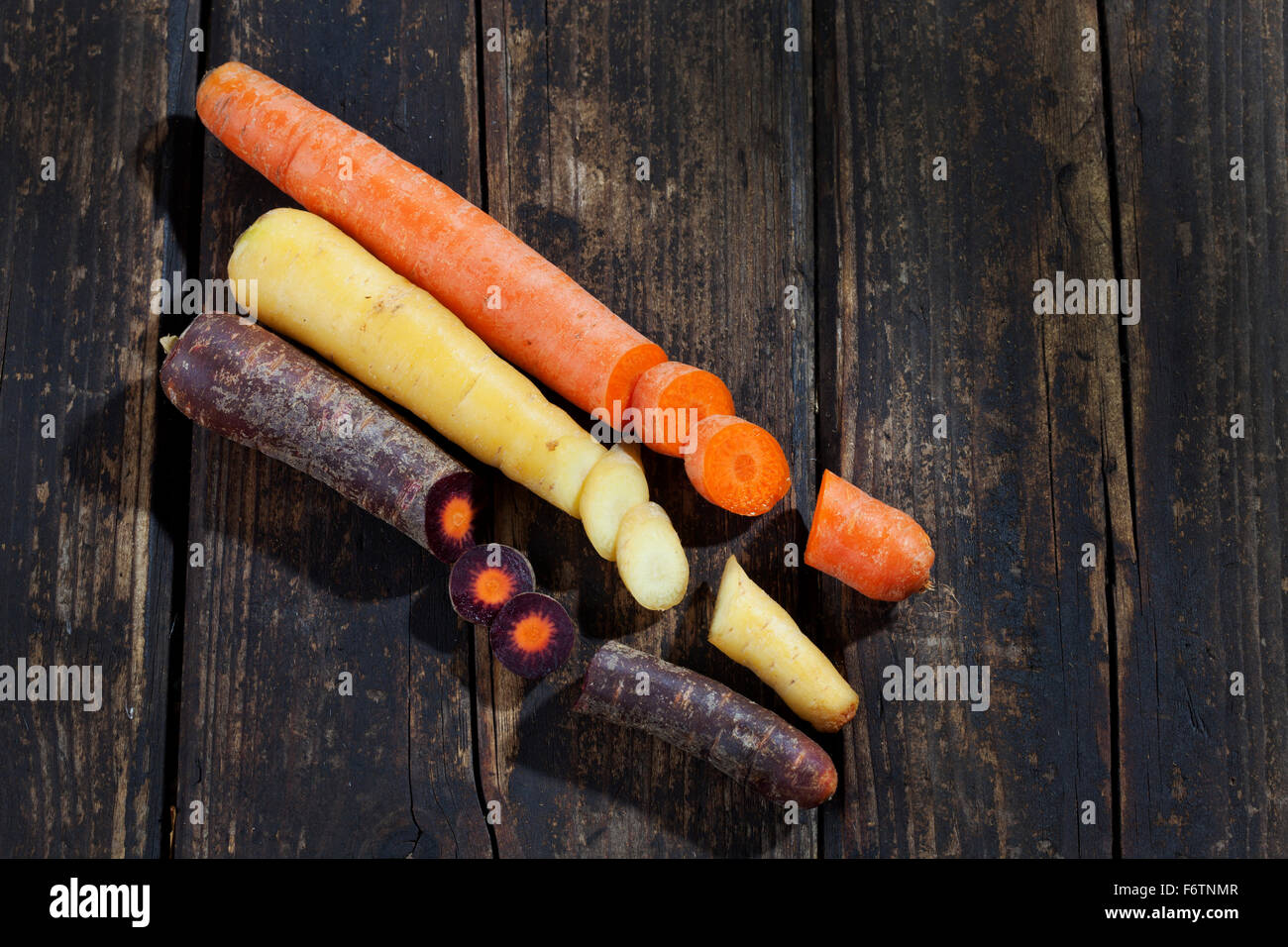 Trois différentes sortes de carottes, en bois sombre sur Banque D'Images