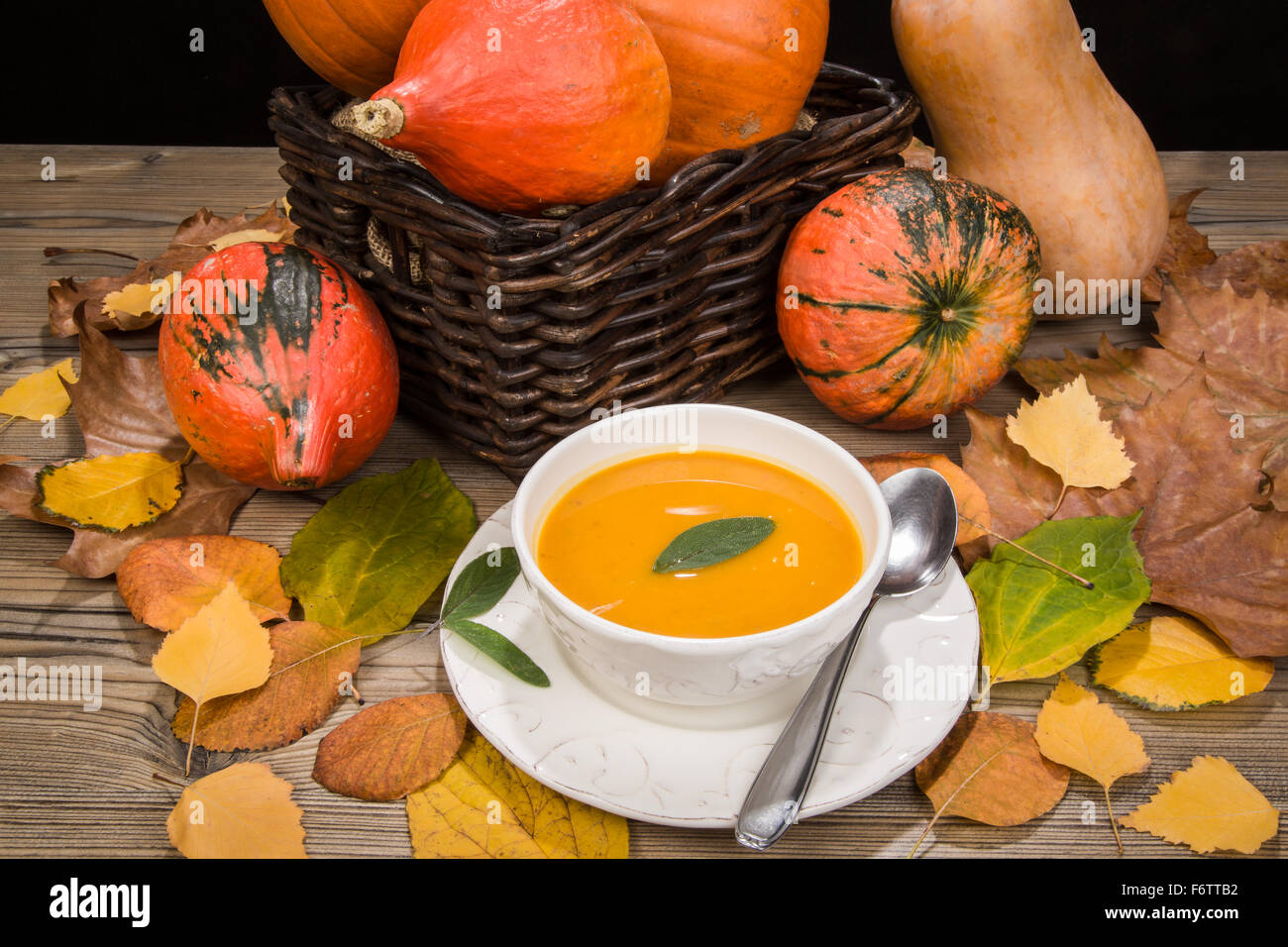 Soupe de potiron crémeux est typique pour la saison d'automne Banque D'Images